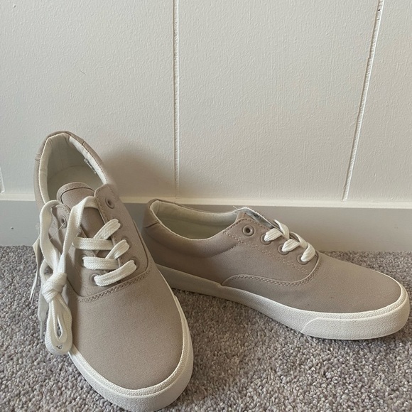 NWT Hollister Canvas Sneaker | Women's Size 9.5 - Picture 2 of 5